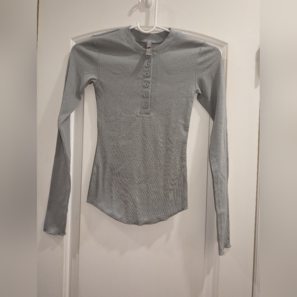 NWOT SKIMS LOGO POINTELLE HENLEY & LEGGING SET - Picture 3 of 8